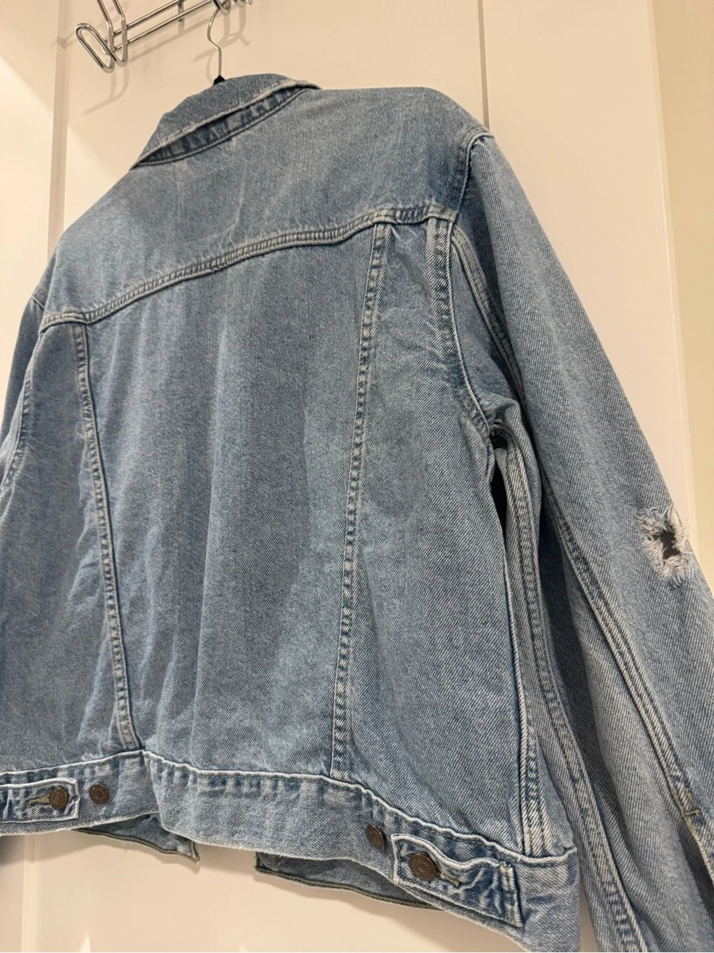 Levi’s Ex-Boyfriend Trucker Jacket Distressed Denim Large Light Wash